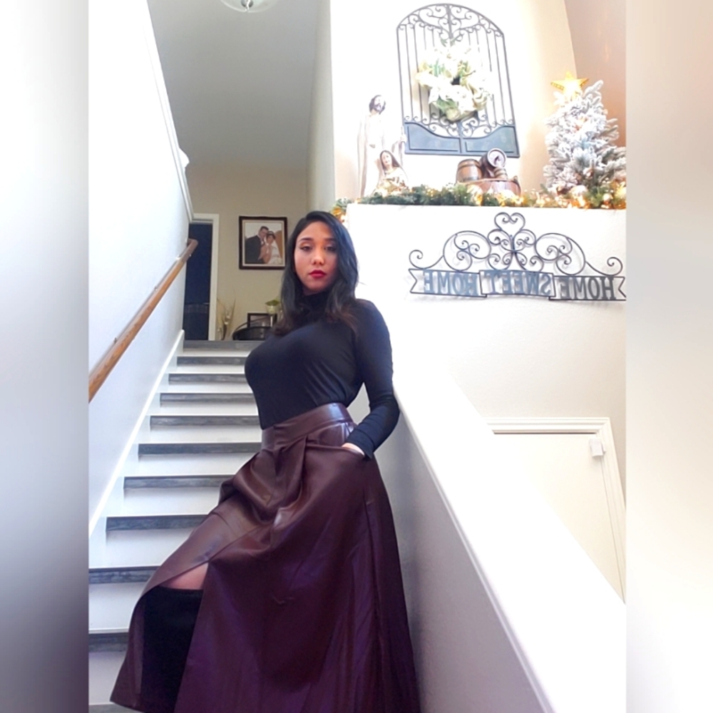 Tahari luxurious leather skirt.